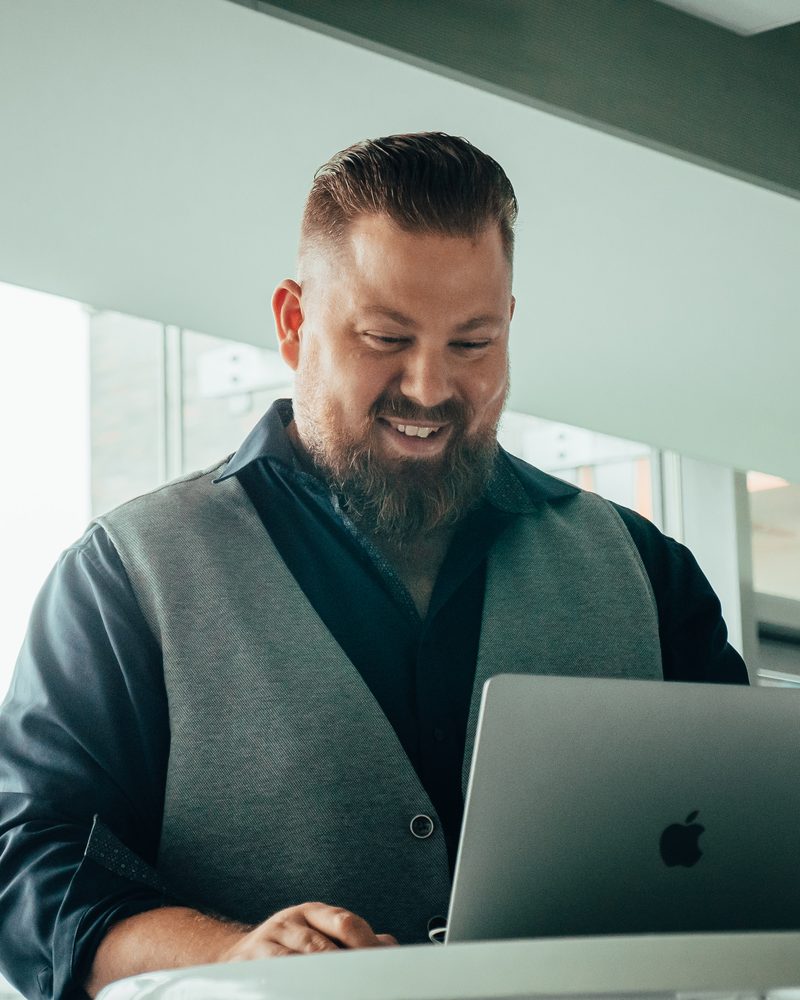 Benjamin Kötting am Laptop